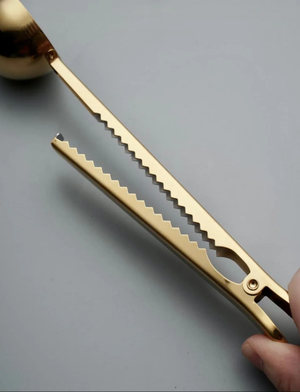 Cuchara con pinza para café